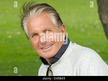 Hollywood-Schauspieler George Hamilton posiert in Düsseldorf, 30. Juli 2009. Die Hollywood-Legende erhält einen Stern auf dem berühmten? Walk of Fame? in Hollywood zu seinem 70. Geburtstag. Der Stern ist auf Hamilton vorgestellt werden soll? s Geburtstag am 12. August 2009. Der US-Amerikaner lebt in Düsseldorf mehrere Monate im Jahr mit seinem Partner, dem Arzt Barbara Sturm. Foto: Horst Ossinger Stockfoto