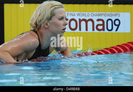 Deutsche Schwimmerin Britta Steffen nach ihrem Halbfinale der Frauen abgebildet? s 100m Freistil bei den FINA schwimmen-Weltmeisterschaften in Rom, 30. Juli 2009. Foto: MARCUS BRANDT Stockfoto
