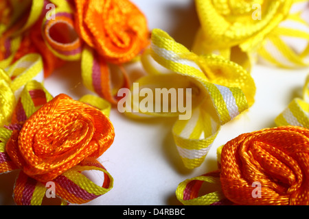 Gelb und orange Ribbon Blume Verzierungen Stockfoto