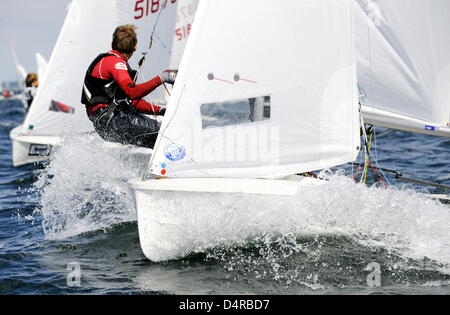 Segelboote der 420-Klasse sind während einer Regatta der 120. Travemünde Woche in Travemünde, Deutschland, 31. Juli 2009 abgebildet. In diesem Jahr? s Travemünde Woche wird eine Woche dauern länger als üblich bis 02 August durch die Meisterschaften der Junioren Segler. Organisatoren erwarten fast 1.400 Segelcrews und mehr als eine halbe million Besucher. Foto: MAURIZIO GAMBARINI Stockfoto