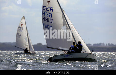 Boote der Klasse Pirat sind während einer Regatta der 120. Travemünde Woche in Travemünde, Deutschland, 31. Juli 2009 abgebildet. In diesem Jahr? s Travemünde Woche wird eine Woche dauern länger als üblich bis 02 August durch die Meisterschaften der Junioren Segler. Organisatoren erwarten fast 1.400 Segelcrews und mehr als eine halbe million Besucher. Foto: MAURIZIO GAMBARINI Stockfoto