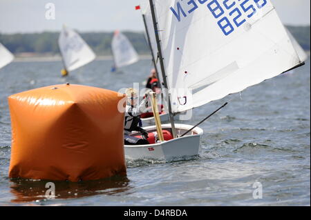 Segelboote der Optimist-Klasse sind während einer Regatta der 120. Travemünde Woche in Travemünde, Deutschland, 31. Juli 2009 abgebildet. In diesem Jahr? s Travemünde Woche wird eine Woche dauern länger als üblich bis 02 August durch die Meisterschaften der Junioren Segler. Organisatoren erwarten fast 1.400 Segelcrews und mehr als eine halbe million Besucher. Foto: MAURIZIO GAMBARINI Stockfoto