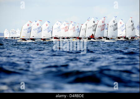 Segelboote der Optimist-Klasse sind während einer Regatta der 120. Travemünde Woche in Travemünde, Deutschland, 31. Juli 2009 abgebildet. In diesem Jahr? s Travemünde Woche wird eine Woche dauern länger als üblich bis 02 August durch die Meisterschaften der Junioren Segler. Organisatoren erwarten fast 1.400 Segelcrews und mehr als eine halbe million Besucher. Foto: MAURIZIO GAMBARINI Stockfoto