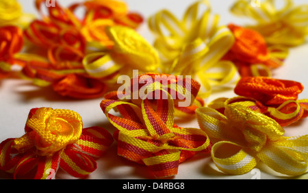 Gelb und orange Ribbon Blume Verzierungen Stockfoto