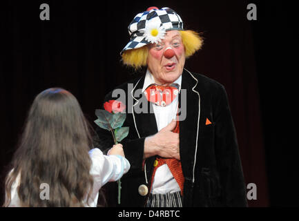 Russischer Clown und Pantomime Oleg Popov führt an den großrussischen Staatszirkus in Düsseldorf, 18. April 2009. Popov wurde am 31. Juli 1930 in Moskau geboren und lebt in Egloffstein, Deutschland. Foto: Horst Ossinger Stockfoto