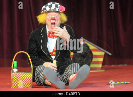 Russischer Clown und Pantomime Oleg Popov führt an den großrussischen Staatszirkus in Düsseldorf, 18. April 2009. Popov wurde am 31. Juli 1930 in Moskau geboren und lebt in Egloffstein, Deutschland. Foto: Horst Ossinger Stockfoto