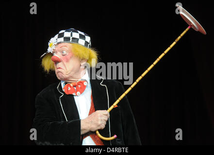 Russischer Clown und Pantomime Oleg Popov führt an den großrussischen Staatszirkus in Düsseldorf, 18. April 2009. Popov wurde am 31. Juli 1930 in Moskau geboren und lebt in Egloffstein, Deutschland. Foto: Horst Ossinger Stockfoto