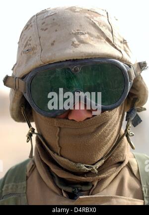 US marine Lance Corporal Ron McClary aus der 8. Garde-Kraft schützt sein Gesicht vor Staub und Sand mit Brille und einen Schal um den Mund, am 13. März 2003, am Camp Coyote in Kuwait. Mehr als 150.000 amerikanische und britische Soldaten befinden sich derzeit in der nördlichen Wüste von Kuwait. Laut des US-Verteidigungsministeriums konnte die Soldaten einen Angriff auf den Irak jederzeit gestartet werden. Stockfoto