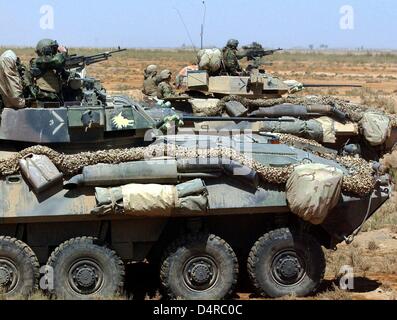 US-Soldaten des 3. Light Armored Reconnaissance Bataillons der US-Marine Infanterie während einer Erkundungstour, etwa 90km südlich von Bagdad, am 2. April 2003. Stockfoto