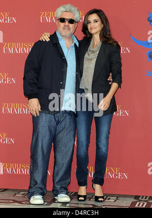 Spanische Schauspielerin Penelope Cruz und Regisseur Pedro Almodovar stellen beim Photocall zum Film? Gebrochen Umarmungen? in Berlin, Deutschland, 3. August 2009. Der Film öffnet am 6. August 2009 in den deutschen Kinos. Foto: Jens Kalaene Stockfoto