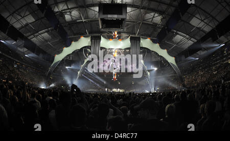 Irische pop-Band U2 mit dem Sänger Bono führen in Gelsenkirchen, Deutschland, 3. August 2009. Foto: Achim Scheidemann Stockfoto