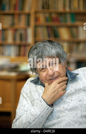 Tschechische Autor Ivan Klima in seiner Bibliothek zu Hause in Prag, Tschechische Republik, 26. Januar 2009 abgebildet. Klima, geboren 1931 in Prag, aufgewachsen in einem Nazi-Conctrentration-Lager, studierte Bohemistik und Literatur und wurde später Redakteur und Lektor. Foto: Bjoern Steinz Stockfoto