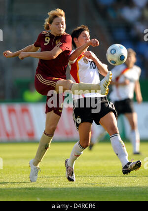 Deutsche Linda Bresonik (R) kämpft um den Ball mit russischen Elena Fomina während der Frauen? s Fußballspiel Deutschland Vs Russland am Rewirpowerstadion in Bochum, Deutschland, 6. August 2009. Foto: FRANZ-PETER TSCHAUNER Stockfoto