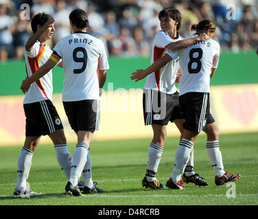 Deutschen Linda Bresonik (L-R), Birgit Prinz, Ariane Hingst und Inka Grings feiern das 2: 1-Score bei Frauen? s Fußballspiel Deutschland Vs Russland am Rewirpowerstadion in Bochum, Deutschland, 6. August 2009. Foto: FRANZ-PETER TSCHAUNER Stockfoto