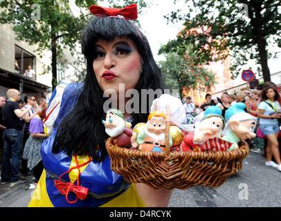 Ein Teilnehmer stellt während der Christopher Street Day im Stadtteil St. Georg in Hamburg, Deutschland, 8. August 2009. Tausende von Schwulen und Lesben nehmen Sie Teil an der Parade durch Hamburg? s Stadtzentrum entfernt. Gays, Lesben, bi- und Trangenders diese Paraden seit 1980 veranstalten. Foto: Jens Ressing Stockfoto