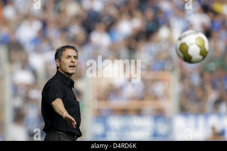 Bochumer? s Cheftrainer Marcel Koller im Bild während des Spiels der deutschen Bundesliga VfL Bochum Vs Borussia Moenchengladbach im Rewirpowerstadion in Bochum, Deutschland, 9. August 2009. Foto: Rolf Vennenbernd Dpa/Lnw (Achtung: Zeitraum blockieren! Die DFL ermöglicht die weitere Nutzung der Bilder im IPTV, mobile Dienste und anderen neuen Technologien nur zwei Stunden nach dem Ende der Matte Stockfoto