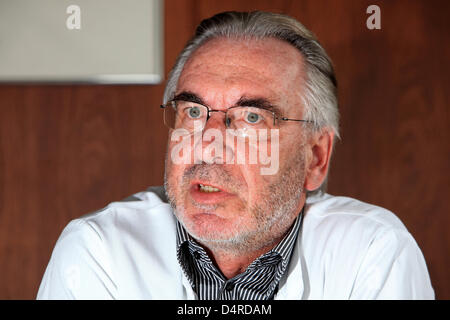 Tropenkrankheit-Spezialist spricht Gerd-Dieter Burchard während einer Pressekonferenz in der Bernhard-Nocht-Institut für Tropenmedizin in Hamburg, Deutschland, 10. August 2009. Eine neue titanhaltigen gegen die Schweinegrippe hat seit heute Morgen am Institut getestet. Mehreren hundert Freiwilligen angewandt hatte, sagte Burchard. Die Freiwilligen werden gegen die neue Grippe in drei zweimal geimpft werden Stockfoto