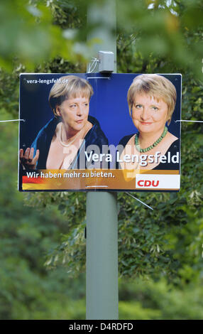 Eine Wahl-Plakat-Lektüre? Wir haben mehr zu bieten? zeigt Vera Lengsfeld (R), direkte Canddidate für Berlin? s Christdemokraten (CDU) und die deutsche Bundeskanzlerin Angela Merkel (L), CDU Spitzenkandidat für die Bundestagswahl in Berlin, Deutschland, 11. August 2009. Das Foto von Frau Merkel sporting eine aufschlussreiche Spaltung bei der Eröffnung des Oslo? s neue Oper im Jahr 2008 hatte ein breites Reac hervorgerufen Stockfoto