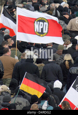 Rechtsradikale parade durch die Straßen von Dresden mit ein NPD (?) Nationale demokratische Partei von Deutschland?, einer rechtsextremen extremistischen Partei) Flagge, Deutschland, 14. Februar 2009. Jedes Jahr rechten Flügels Bühne ihre so genannte? Trauermarsch? (? Trauermarsch?) an der alliierten Bombardierung der Stadt im Jahr 1945 zu erinnern. Im Jahr 2009, wie in früheren Jahren protestierten mehrere tausend gegen das richtige w Stockfoto