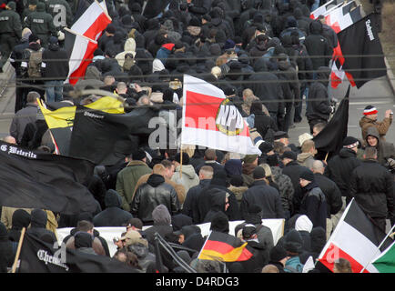 Rechtsradikale parade durch die Straßen von Dresden mit ein NPD (?) Nationale demokratische Partei von Deutschland?, einer rechtsextremen extremistischen Partei) Flagge, Deutschland, 14. Februar 2009. Jedes Jahr rechten Flügels Bühne ihre so genannte? Trauermarsch? (? Trauermarsch?) an der alliierten Bombardierung der Stadt im Jahr 1945 zu erinnern. Im Jahr 2009, wie in früheren Jahren protestierten mehrere tausend gegen das richtige w Stockfoto