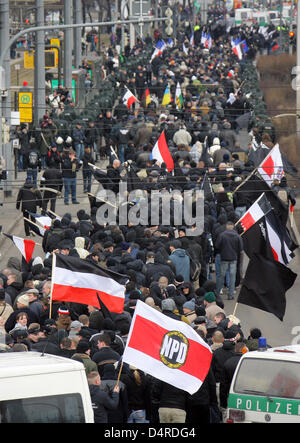 Rechtsradikale parade durch die Straßen von Dresden mit ein NPD (?) Nationale demokratische Partei von Deutschland?, einer rechtsextremen extremistischen Partei) Fahnen, Deutschland, 14. Februar 2009. Jedes Jahr rechten Flügels Bühne ihre so genannte? Trauermarsch? (? Trauermarsch?) an der alliierten Bombardierung der Stadt im Jahr 1945 zu erinnern. Im Jahr 2009, wie in früheren Jahren protestierten mehrere tausend gegen rechts Stockfoto