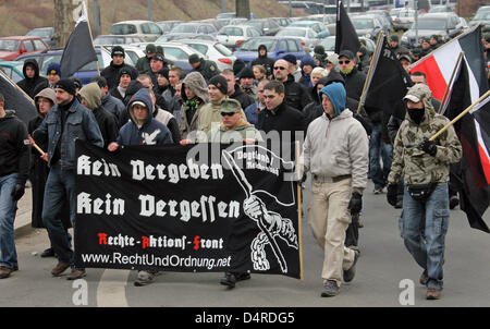 Rechtsradikale parade durch die Straßen von Dresden mit NPD (?) Nationale demokratische Partei von Deutschland?, einer rechtsextremen extremistischen Partei) Fahnen und ein Banner zu übersetzen? Vergessen Sie nie, nie verzeihen? (? Kein hieß Kein Vergessen?) in Deutschland, 14. Februar 2009. Jedes Jahr rechten Flügels Bühne ihre so genannte? Trauermarsch? (? Trauermarsch?) zu erinnern, die alliierten Bombardierung der ci Stockfoto