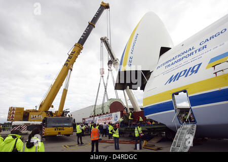 Eine Antonov 225 Frachter Flugzeug ist mit einem Generator 189,98 Tonnen für eine gasbetriebene Kraftwerk in Armenien, am Flughafen Frankfurt/Hahn, Lautzenhausen, Deutschland, 11. August 2009 vorgesehenen geladen. Der Generator ist das schwerste Einzelstück der Luftfracht immer transportiert. Sechs Turbinen angetrieben die Antonov 225 ist die Welt? s größte Frachtflugzeug mit einer Spannweite von mehr als 88m. Stockfoto