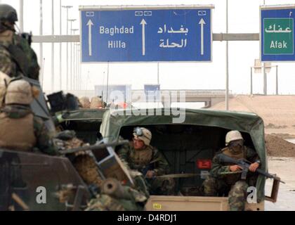 US-Soldaten des 3. Licht Armored Reconnaissance Bataillons von der US-Marine Infanterie am 1. April 2003 auf Autobahn 1 in Richtung Bagdad unterwegs sind. Stockfoto