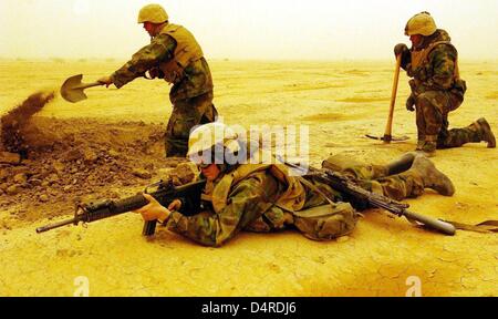 Soldaten der 3. Light Armored Reconnaissance Bataillon der US-Marine Infanterie sind ein Stellplatz am 30. März 2003, in der Nähe von Ad Dianiyah im Südirak Graben. Stockfoto