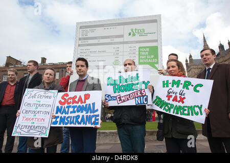 College Green, Westminster, London, UK. 18. März 2013.  Allianz und Unterstützer der Steuerzahler halten einen Steuer Reform Protest zeitgleich mit der Veröffentlichung einer YouGov-Umfrage auf der Öffentlichkeit Verständnis und Haltungen zu öffentlichen Ausgaben und steuern. Hier halten Plakate (l-R) Sara Rainwater, J P Bukarest, Chris Lowe und Eleanar McGrath am College Green. Bildnachweis: Jeff Gilbert / Alamy Live News Stockfoto