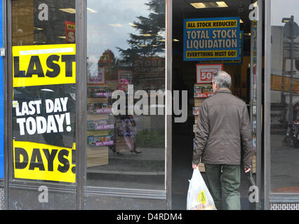 Southgate, London, UK. 18. März 2013. Ein Mann betritt den Blockbuster-laden in Southgate, Nord-London, die heute geschlossen. Blockbuster-Shop in Southgate, Schilder zeigen den letzten Tag des Handels, wie das Geschäft schließt, nachdem die Gruppe in die Verwaltung ging. Bildnachweis: Matthew Chattle / Alamy Live News Stockfoto