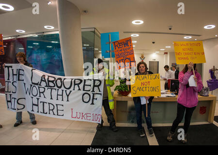 London, UK, 18. Februar 2013, Aktivisten Streikposten das internationale Hauptquartier der Heilsarmee auf Queen Victoria Street, die Organisationen Auseinandersetzung mit der britische Gouverneur Workfare Regelung hervorzuheben. Stockfoto