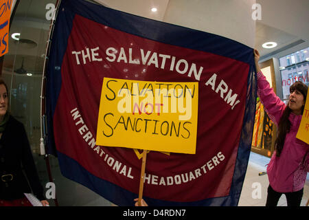 London, UK, 18. Februar 2013, Aktivisten Streikposten das internationale Hauptquartier der Heilsarmee auf Queen Victoria Street, die Organisationen Auseinandersetzung mit der britische Gouverneur Workfare Regelung hervorzuheben. Stockfoto