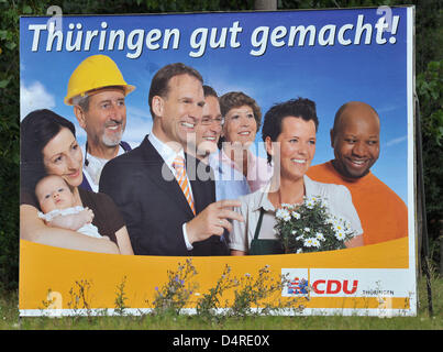 Angolanischen geboren Zeca Schall (R) 13. August 2009 auf einem Wahlplakat von der Christlich Demokratischen Union (CDU) mit Ministerpräsident von Thüringen Dieter Althaus (3-L) in Nohra, Deutschland, abgebildet. Die CDU brachte Anklage gegen die deutschen nationalen Partei (NPD), nachdem der NPD-Kampagne Führer, verkündet? animieren? Schall nach Hause zu gehen, während der Gespräche. Schall ist daher unter dem Schutz der t Stockfoto