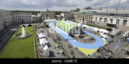 Eine blaue Tartanbahn, die rund um die Bühne von der? KulturStadion? ist fast vor dem Brandenburger Tor in Berlin, Deutschland, 13. August 2009 abgeschlossen. Die? KulturStadion? in Paris Square ist als temporäre Anhänger Berlin gebaut? s Olympiastadion. Ein Kulturprogramm soll es vom 14 August bis zum 23. August 2009 vorgelegt werden. Foto: RAINER JENSEN Stockfoto