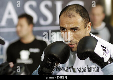 Deutsche super-Mittelgewichts-Champion Arthur Abraham trainiert beim öffentlichen Training in Berlin, Deutschland, 13. Oktober 2009. Ungeschlagenen Abraham nehmen auf uns Jermain Taylor in der Eröffnung Zusammenstoß der Super sechs World Boxing Classic 17 Oktober in Berlin? s O2 Arena. Foto: HANNIBAL Stockfoto