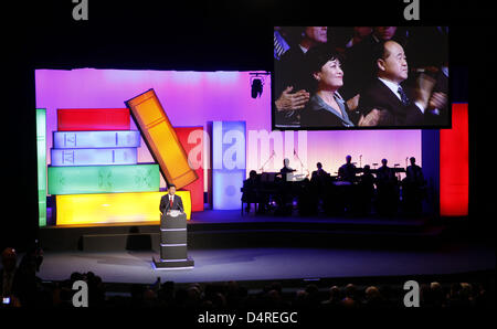 Chinesische Vizepräsident Xi Jinping spricht bei der Eröffnungsveranstaltung auf der Frankfurter Buchmesse 2009 in Frankfurt Main, Deutschland, 13. Oktober 2009. Chinesischer Autor Mo Yan (R) und Tie Ning, Präsident der China Writers Association, gelten auf einer Videoleinwand applaudieren. China ist der Ehrengast der diesjährigen? s Buchmesse. Foto: Frank Rumpenhorst Stockfoto