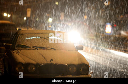 Autos fahren ein anderes schneebedeckte Auto während der ersten Schneesturm des kommenden Winter in München, 13. Oktober 2009. Foto: Lukas Barth Stockfoto