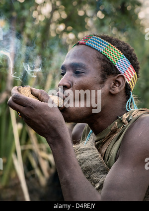 Hadza Jäger Rauchen Stockfoto