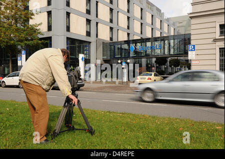 Kameramann Michael Straudt filmt das Hauptquartier der Federal State Bank of Bayern (BayernLB) in München, 14. Oktober 2009. Die Staatsanwaltschaft? s Büro untersucht gegen BayernLB, das tief von der Finanzkrise betroffen war. Die Untersuchungen konzentrieren sich auf die Milliarden-Euro-Kauf der österreichischen Hypo Group Alpe Adria (HGAA) 2007. Die Büros der HGAA in München Stockfoto