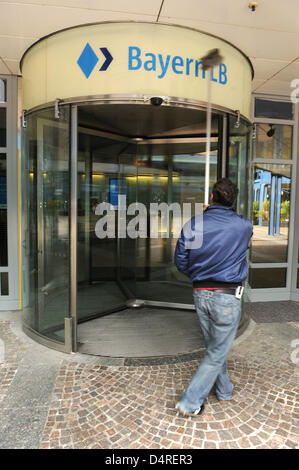 Ein Arbeiter reinigt den Eingang des Hauptsitzes der Federal State Bank of Bayern (BayernLB) in München, 14. Oktober 2009. Die Staatsanwaltschaft? s Büro untersucht gegen BayernLB, das tief von der Finanzkrise betroffen war. Die Untersuchungen konzentrieren sich auf die Milliarden-Euro-Kauf der österreichischen Hypo Group Alpe Adria (HGAA) 2007. Die Büros der HGAA in München Stockfoto