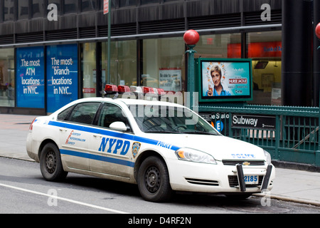 NYPD Chevrolet Impala Polizei-Auto in der Nähe von u-Bahn in New York City USA Stockfoto