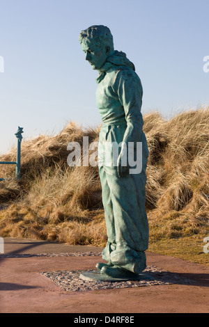 "Minesweeper", installiert eine lebensgroße Bronze-Skulptur von William Lamb im Montrose Strandpromenade Esplanade. Angus Scotland.UK Stockfoto