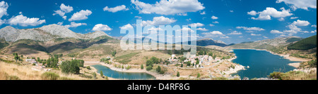 Der Camporedondo-Stausee (Embalse de Camporedondo) und das Dorf von Alba de Los Cardaños, Provinz Palencia, Nordspanien Stockfoto