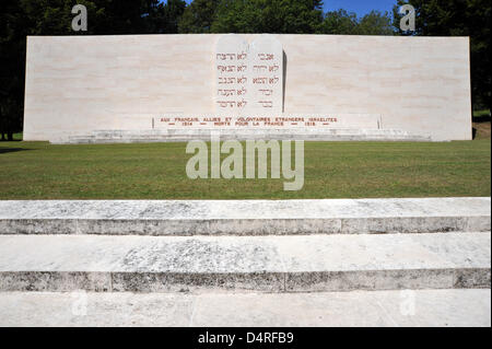 Blick auf die Gedenkstätte sitzen für jüdische KIA am Douaumont Denkmal, Frankreich, im August 2009. Douaumont war einer der akut über Festungen in der Schlacht um Verdun im ersten Weltkrieg gekämpft, doch das ehemalige Dorf ist besser bekannt für die Gedenkstätte und das Beinhaus von Douaumont enthält die sterblichen Überreste von mehr als 130.000 unbekannten Soldaten. Der Friedhof trägt die Überreste von 15.000 Französisch Stockfoto