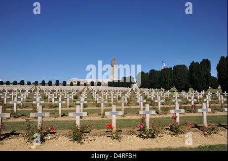 Blick über den Friedhof Gedenkstätte Douaumont, Frankreich, im August 2009. Douaumont war einer der akut über Festungen in der Schlacht um Verdun im ersten Weltkrieg gekämpft, doch das ehemalige Dorf ist besser bekannt für die Gedenkstätte und das Beinhaus von Douaumont enthält die sterblichen Überreste von mehr als 130.000 unbekannten Soldaten. Der Friedhof trägt die Reste von 15.000 französischen Soldaten und Stockfoto