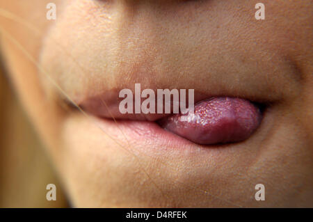 (dpa-DATEI) - ein Archivbild vom 3. Oktober 0211 zeigt eine junge Frau, die sich in Berlin die Lippen leckt. Fotoarchiv für Zeitgeschichte () Stockfoto