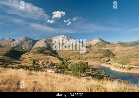 Der Camporedondo-Stausee (Embalse de Camporedondo) und das Dorf von Alba de Los Cardaños, Provinz Palencia, Nordspanien Stockfoto