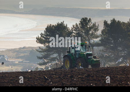 Frühling bei Feldern mit Blick auf Lunan Bay pflügen. Montrose. East Coast Schottland, Vereinigtes Königreich Stockfoto