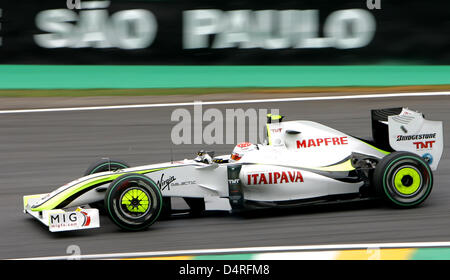 Brasilianischer Formel-1 Fahrer Rubens Barrichello von Brawn GP Rennen sein Auto während des ersten Trainings in Interlagos Rennen verfolgen in der Nähe von Sao Paulo in Brasilien, 16. Oktober 2009. Der F1 Grand Prix von Brasilien findet am 18. Oktober 2009 statt. Foto: JAN WOITAS Stockfoto